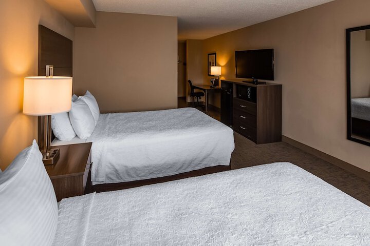 Accessible Suite Queen Bed Accessible Walk in Shower Sofa Bed Work Desk Microwave and Refrigerator Full Breakfast (2 of 30)