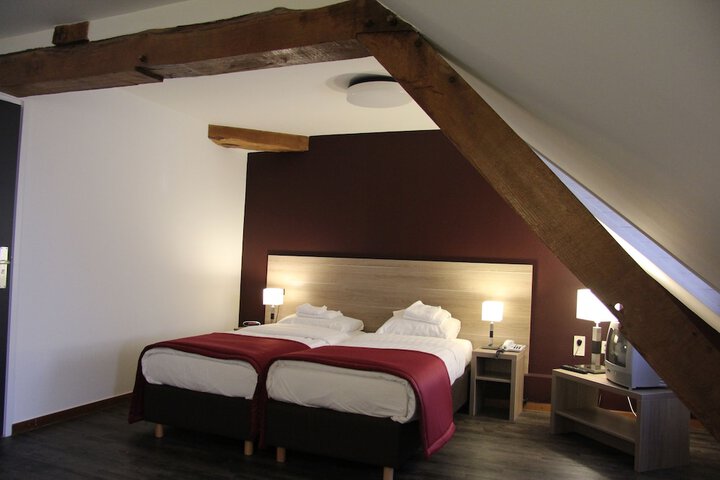 Room 7 of 32