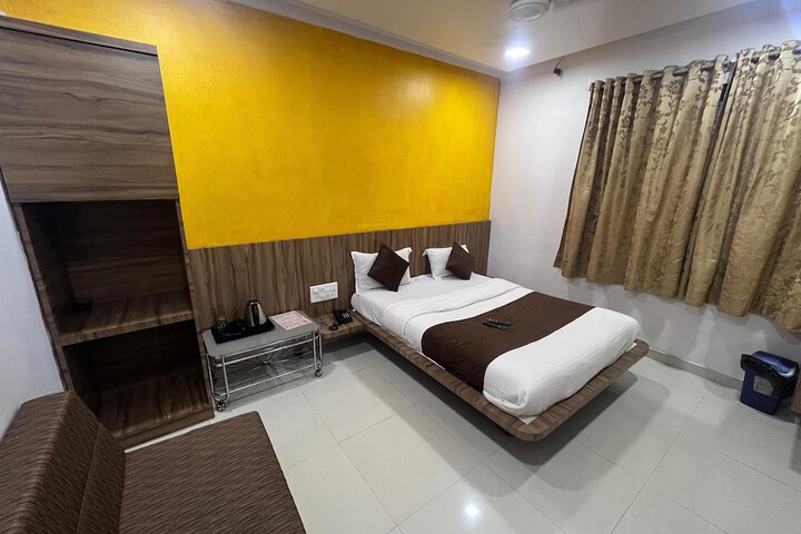 Room 6 of 8