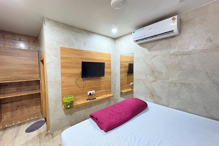 Room 4 of 7