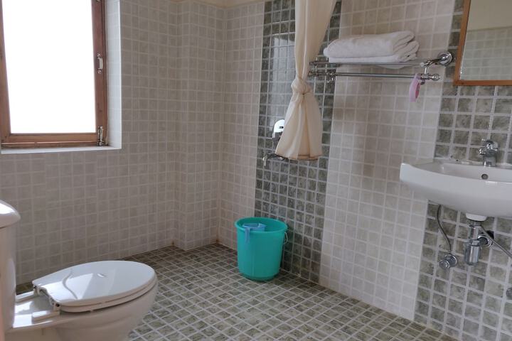 Room 6 of 10