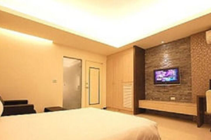 Room 9 of 16