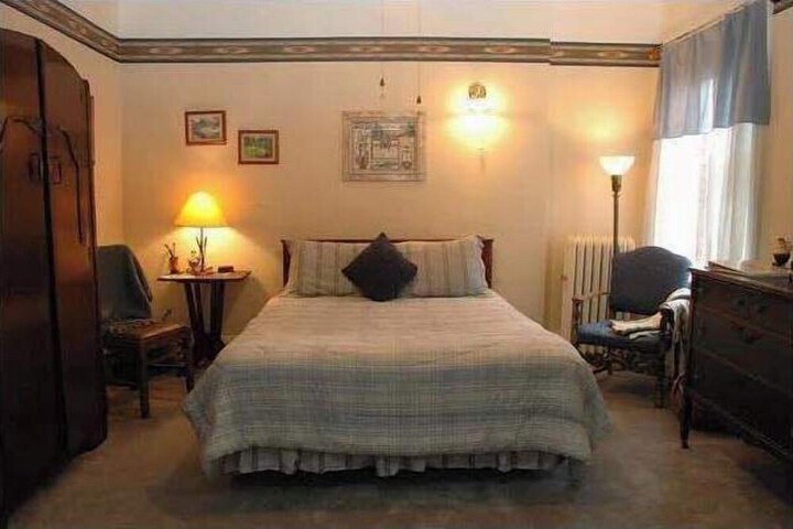 Room 11 of 28