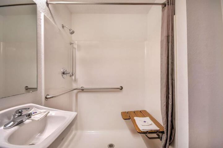 1 King Bed (2 of 15)