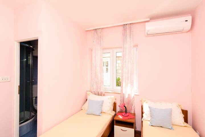 Room 27 of 64