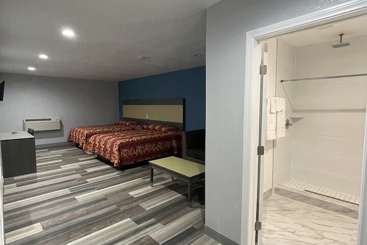 1 Queen Bed (9 of 12)