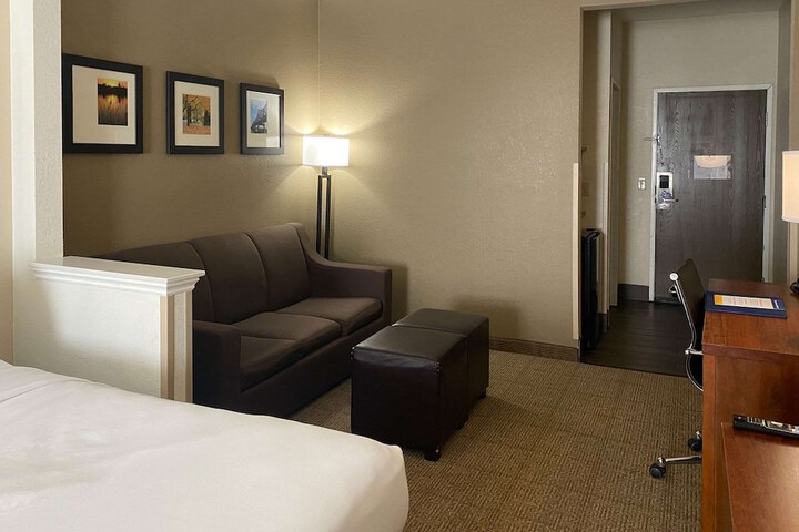 1 Queen Bed Suite Accessible (19 of 24)