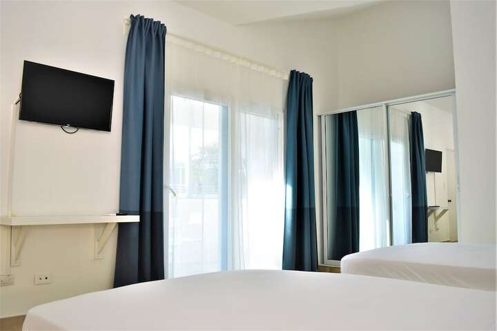 Room 12 of 80