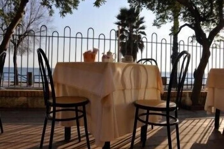 Dining 7 of 14