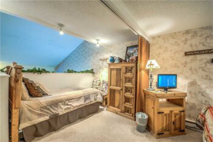 Room 28 of 32