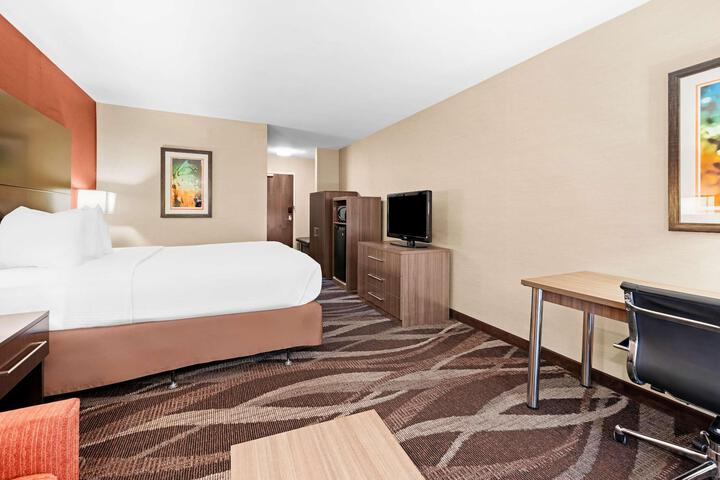 2 Queen Beds Microwave and Refrigerator WiFi Full Breakfast (3 of 14)