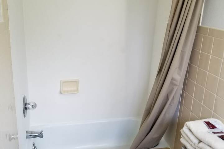 1 Queen Bed (3 of 10)