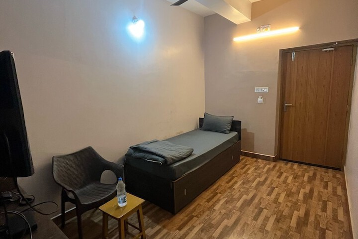 Room 4 of 8