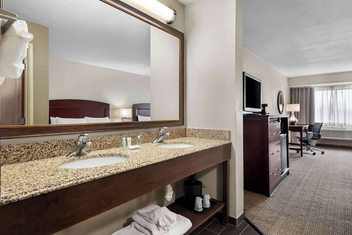 2 Queen Beds (3 of 6)