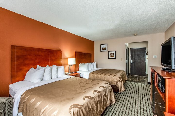 2 Queen Beds (8 of 9)