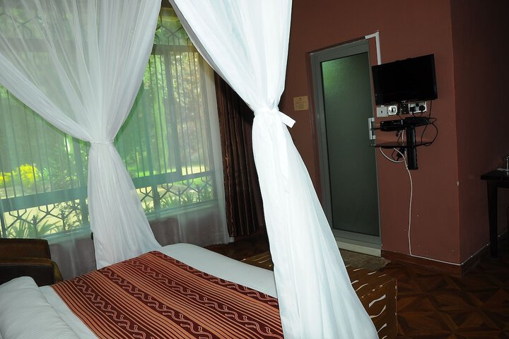 Room 8 of 115