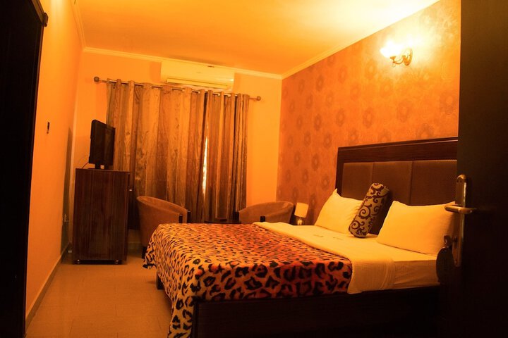 Room 14 of 97