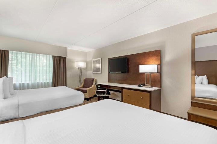 1 Queen Bed (23 of 37)