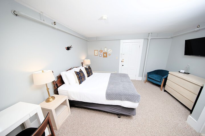 Room 4 of 96