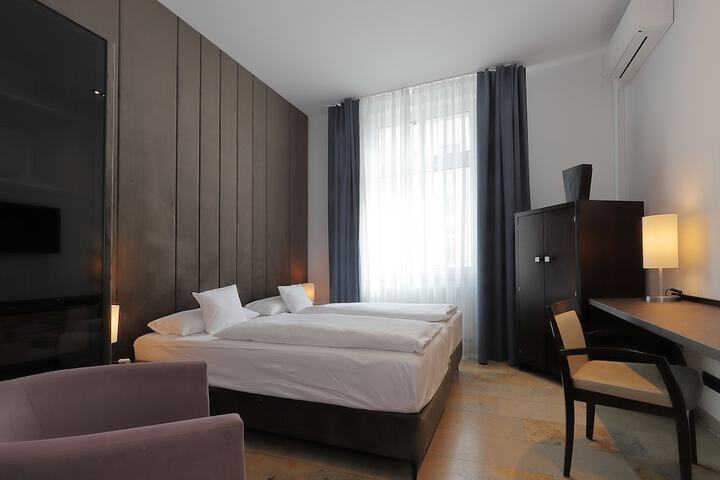 Room 4 of 28