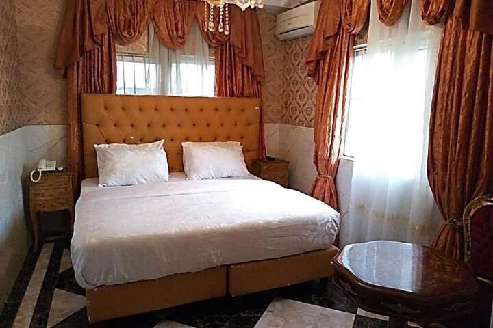 Room 32 of 61