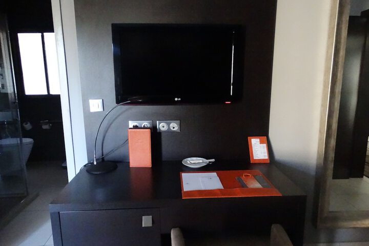 Room 10 of 32