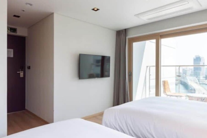 Room 28 of 61