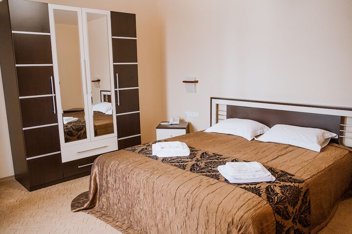 Room 6 of 28