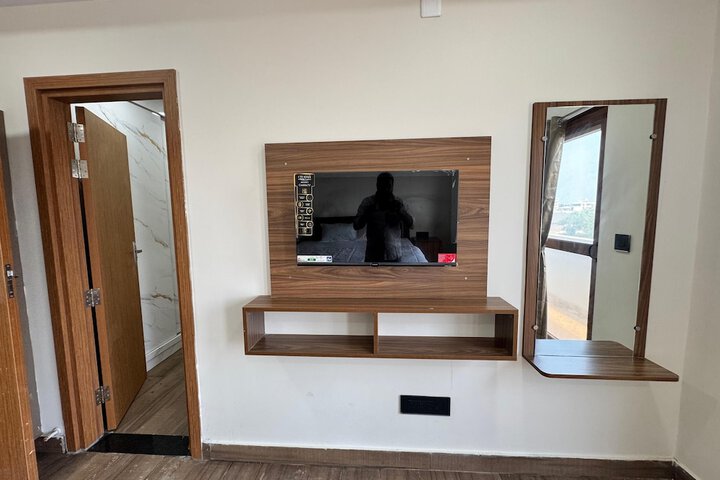 Room 6 of 10