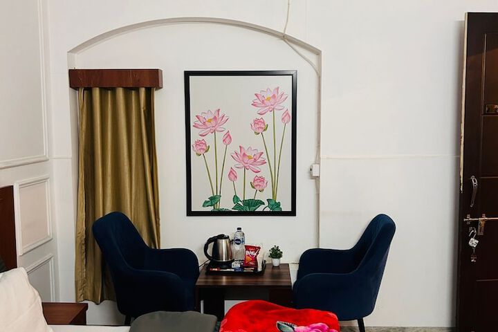 Room 4 of 77
