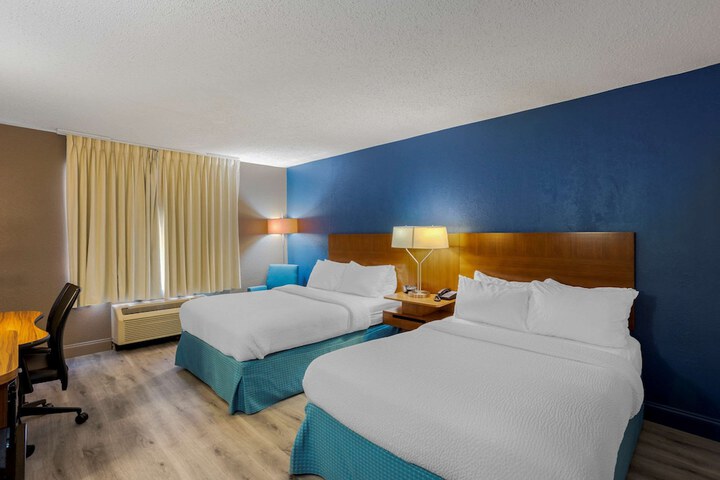 2 Double Beds (6 of 8)
