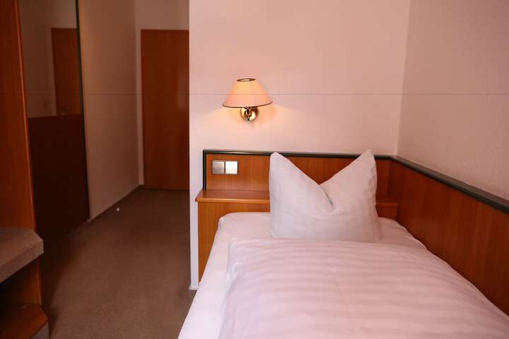 Room 9 of 32