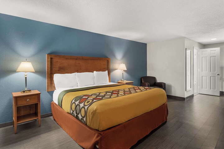 1 King Bed (4 of 5)