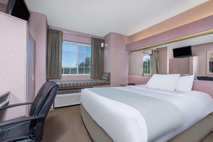 1 Queen Bed (5 of 19)
