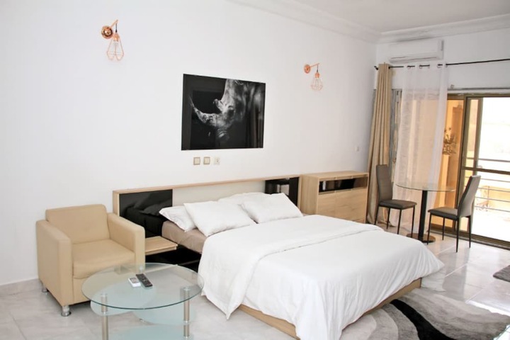 Room 6 of 10