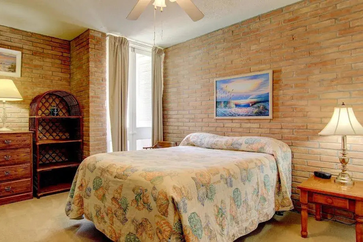 Room 5 of 16