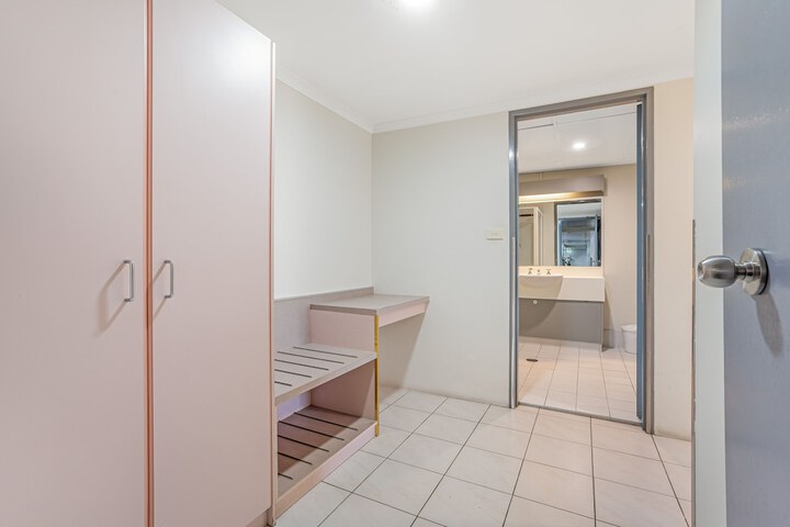 Room 6 of 93
