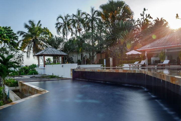 Pool Hotel
