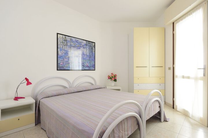 Room 6 of 25
