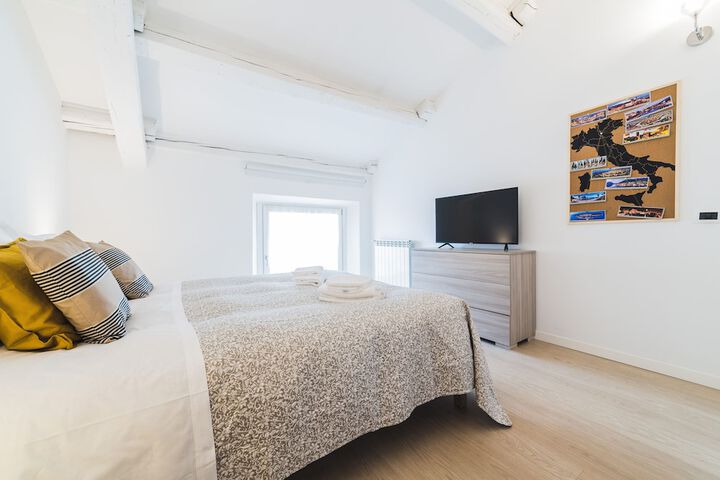 Room 10 of 16