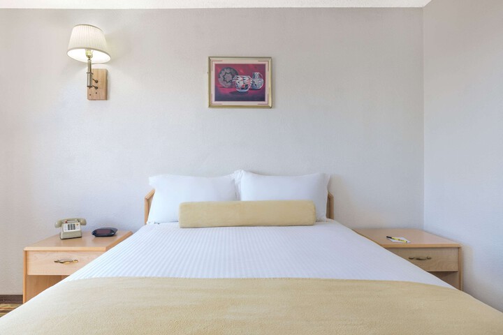 1 Queen Bed (7 of 9)