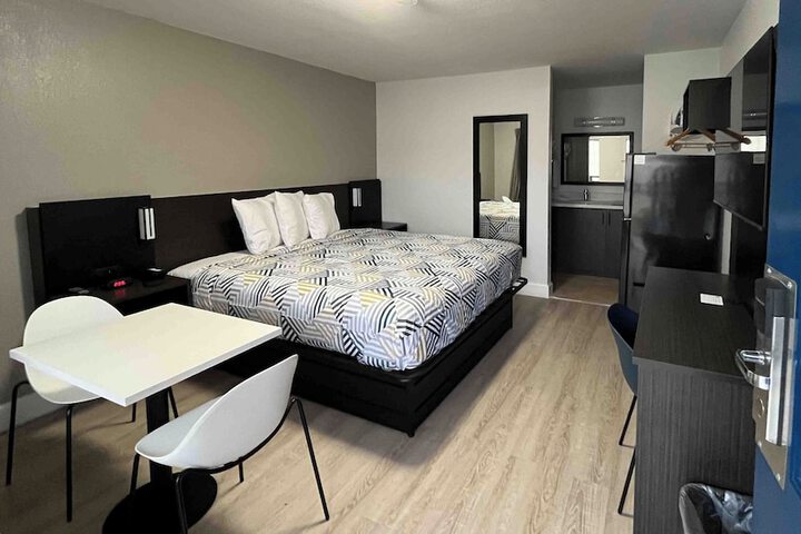Room 5 of 16