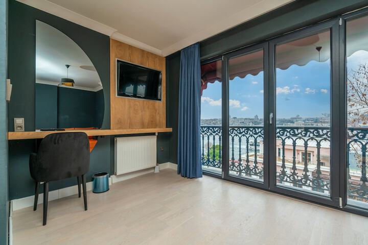 Room 4 of 100