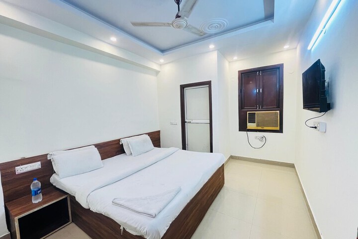 Room 7 of 9