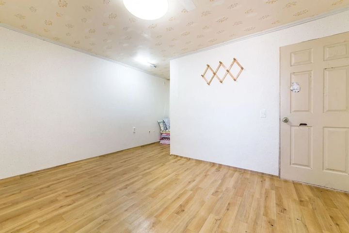 Room 9 of 11