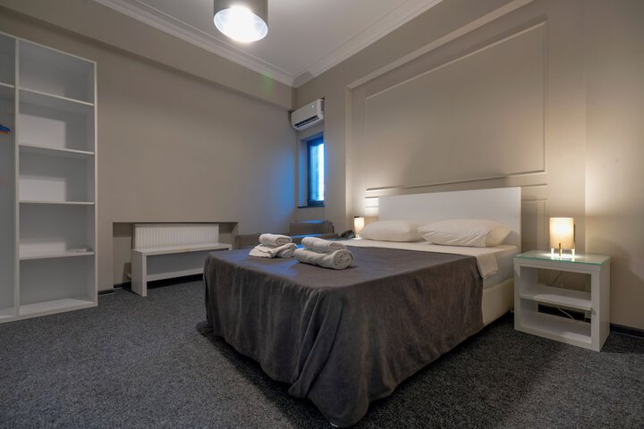 Room 9 of 77