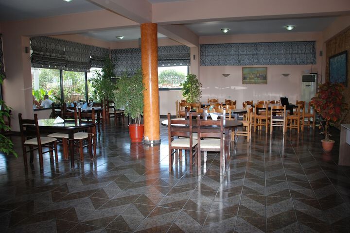 Dining 36 of 43