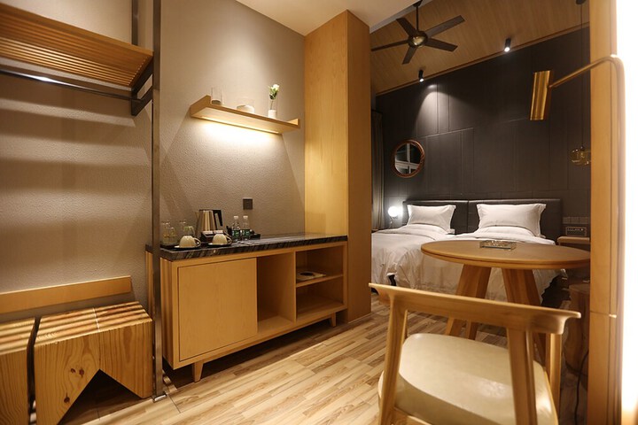 Room 6 of 16