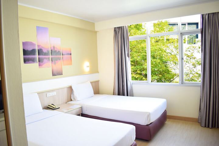 Room 44 of 100