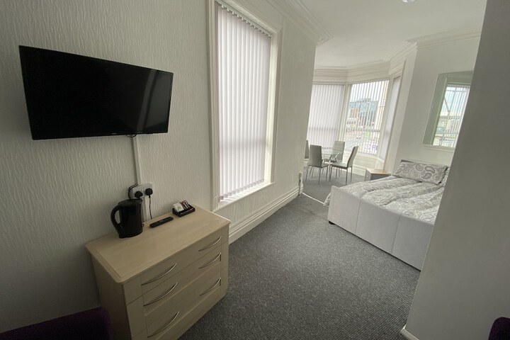 Room 3 of 32